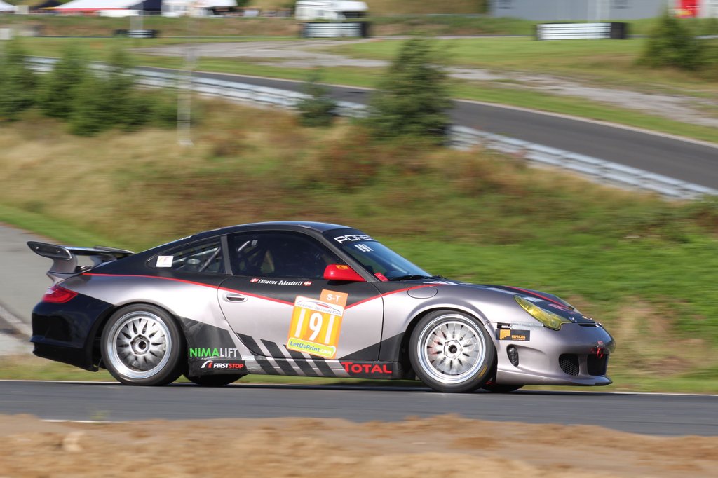 Christian Schandorff havde farten i den flotte Porsche 996, men ikke helt heldet til at få pokaler med hjem denne weekend
(Foto: JJ Media)